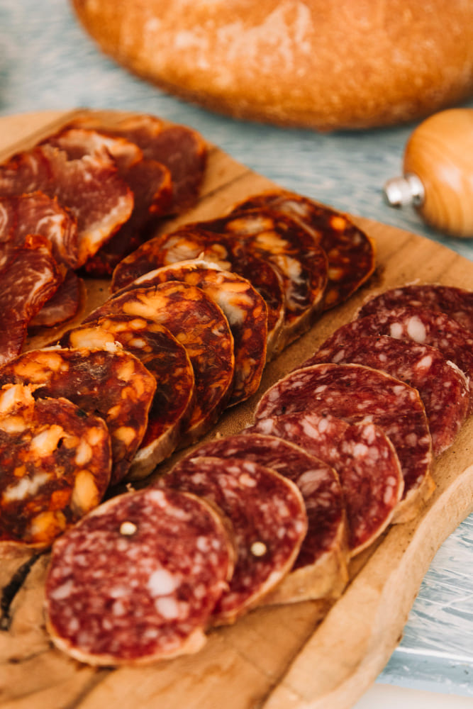 Carnes refrigeradas y bien organizadas en una nevera doméstica - Almacenar carne en casa