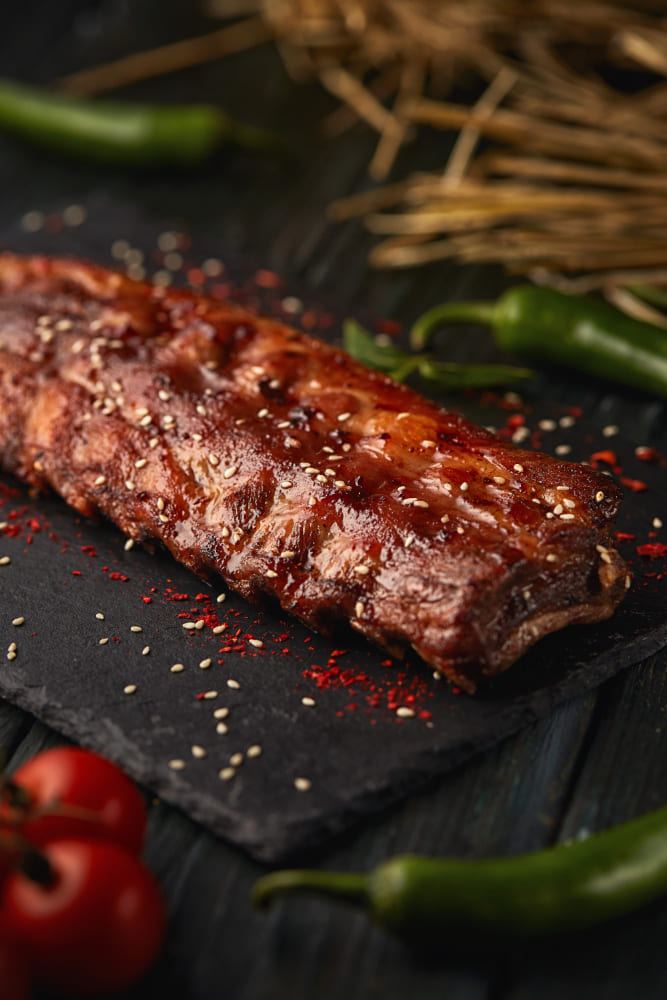 Carnes refrigeradas y bien organizadas en una nevera doméstica - Almacenar carne en casa