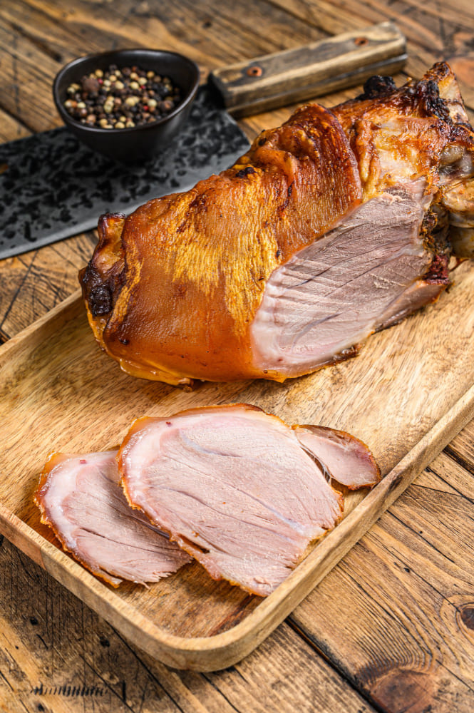 Carnes refrigeradas y bien organizadas en una nevera doméstica - Almacenar carne en casa