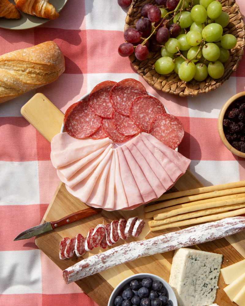 Tabla con jamones y queso Colombo Alemana, quesos variados, frutas y pan artesanal