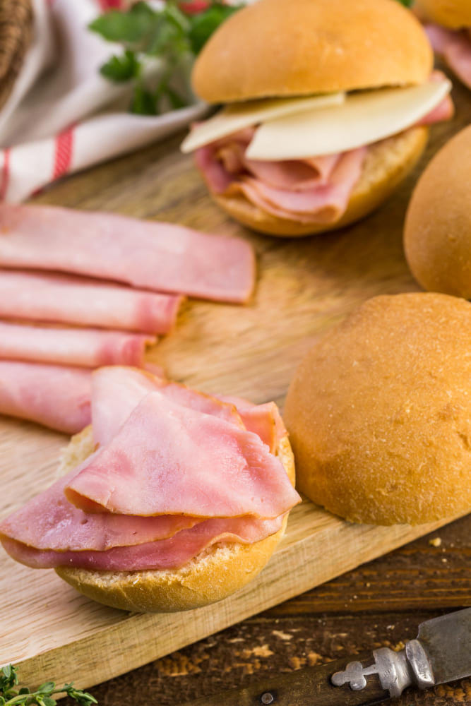 Variedad de jamones Colombo Alemana presentados en tabla para diferentes recetas, el jamón perfecto