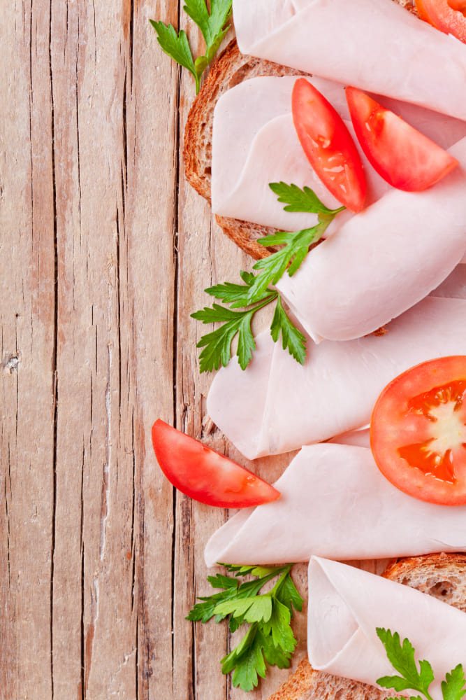 Variedad de jamones Colombo Alemana presentados en tabla para diferentes recetas, el jamón perfecto