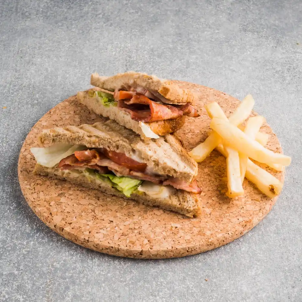 Queso de cabeza de Colombo Alemana laminado en tabla fría junto a bondiola y cábano