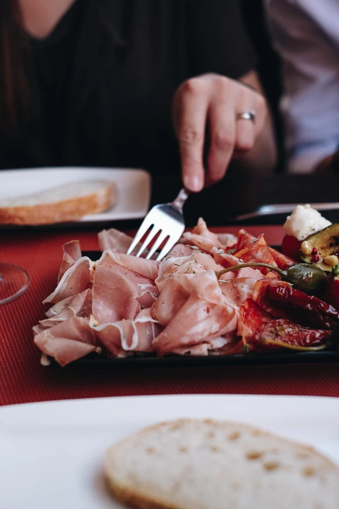 Embutidos Colombo Alemana como bondiola, chorizo especial y mortadela jamonada servidos en una cena elegante