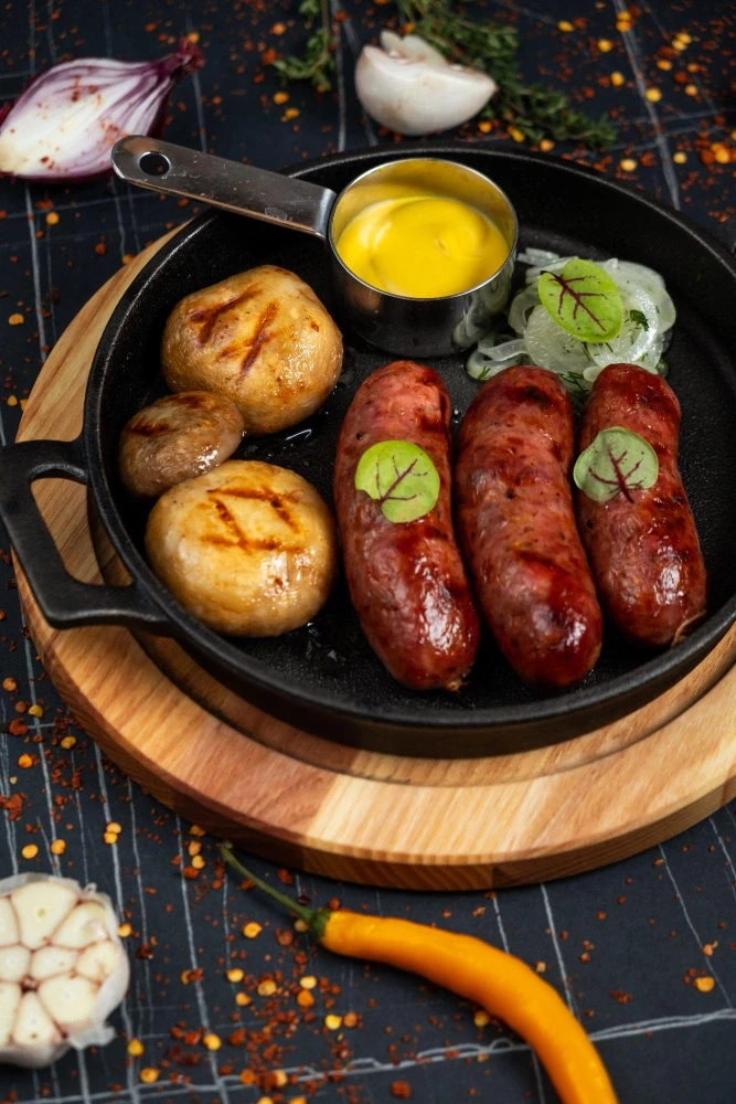 Embutidos Colombo Alemana como bondiola, chorizo especial y mortadela jamonada servidos en una cena elegante