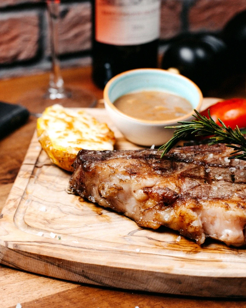 Embutidos Colombo Alemana como bondiola, chorizo especial y mortadela jamonada servidos en una cena elegante