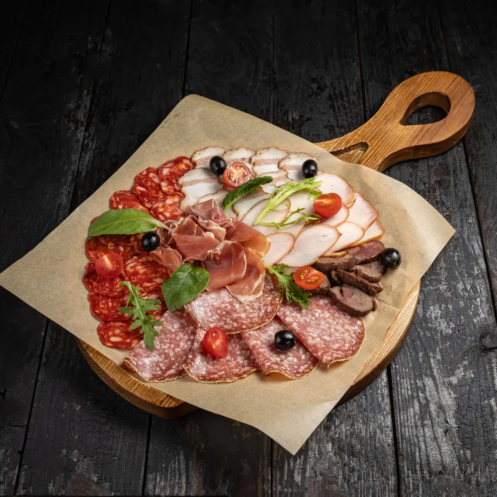Más allá de la pizza tradiciona, Pepperoni Colombo Alemana acompañado de salchicha suiza y bondiola en una tabla fría.