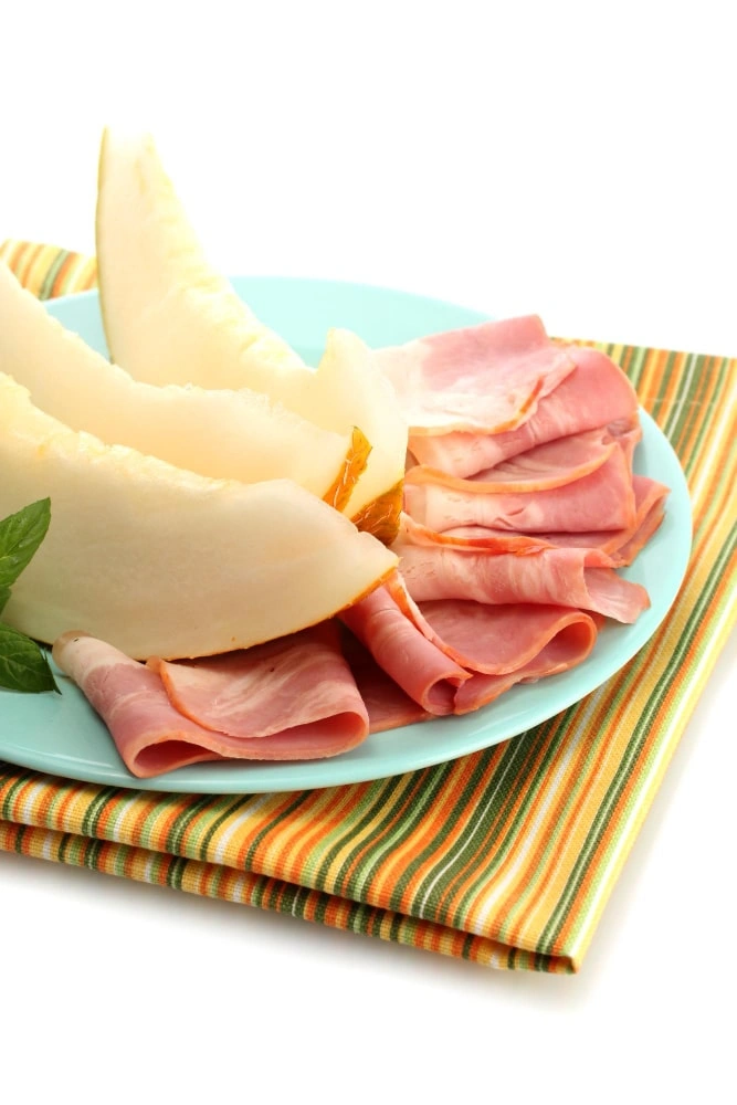 Mortadela Jamonada Colombo Alemana en rodajas sobre tabla de cocina