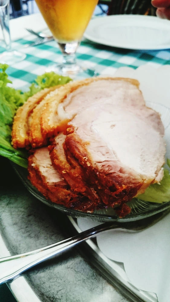 Lomo Ahumado de Cerdo Colombo Alemana en una tabla gourmet con vegetales asados