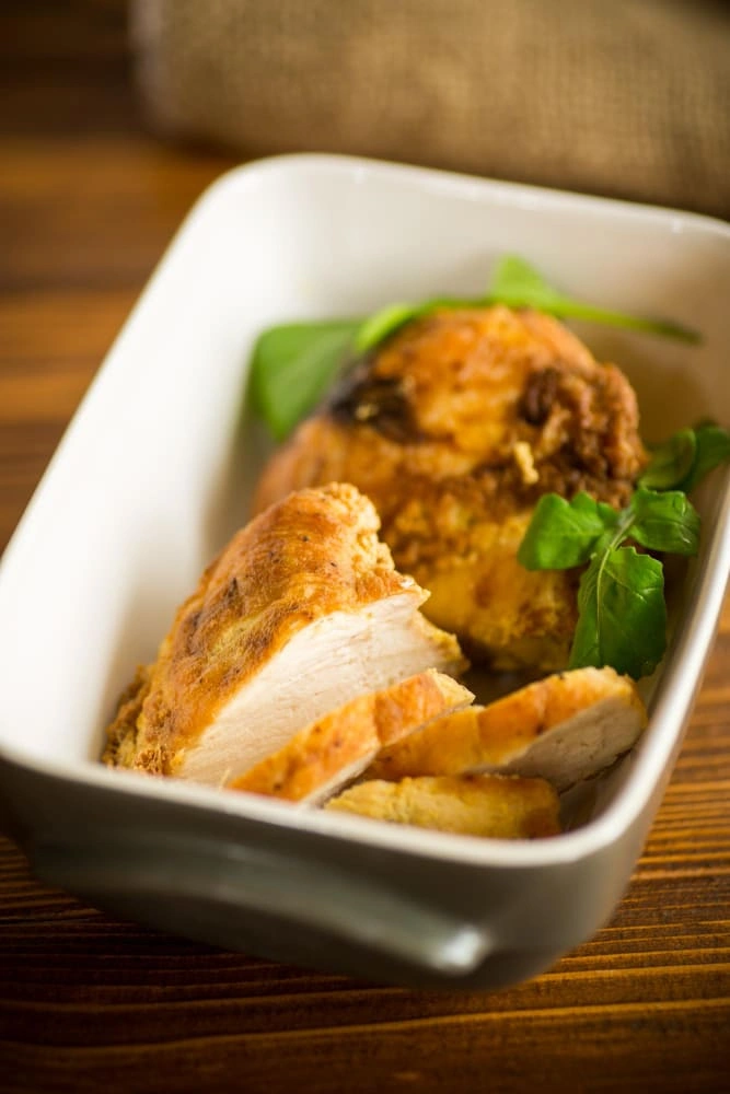 Pollo Relleno Colombo Alemana servido en una mesa festiva