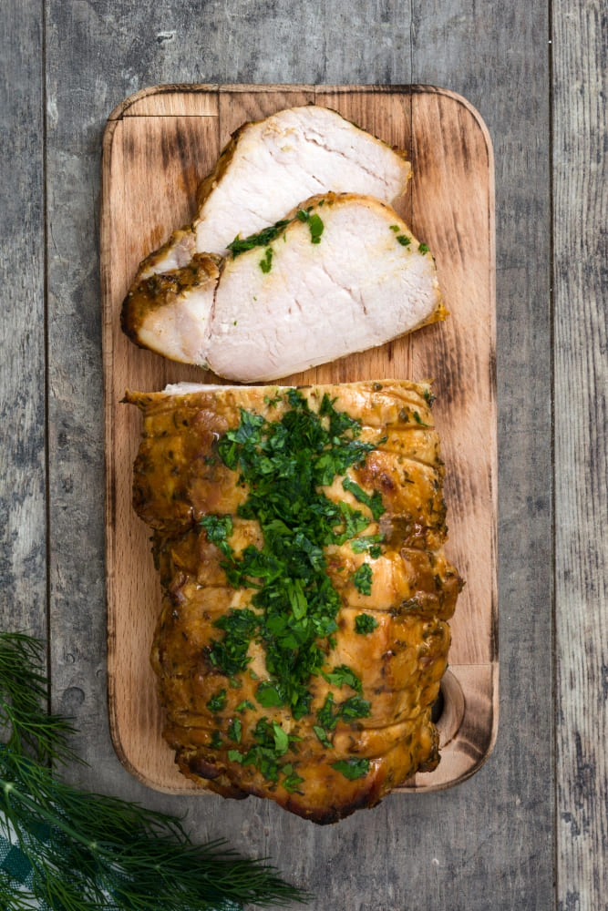Pollo Relleno Colombo Alemana servido en una mesa festiva