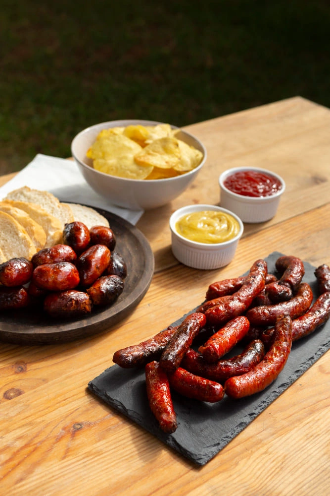 Tabla de chorizos y salchichas Colombo Alemana con acompañamientos variados