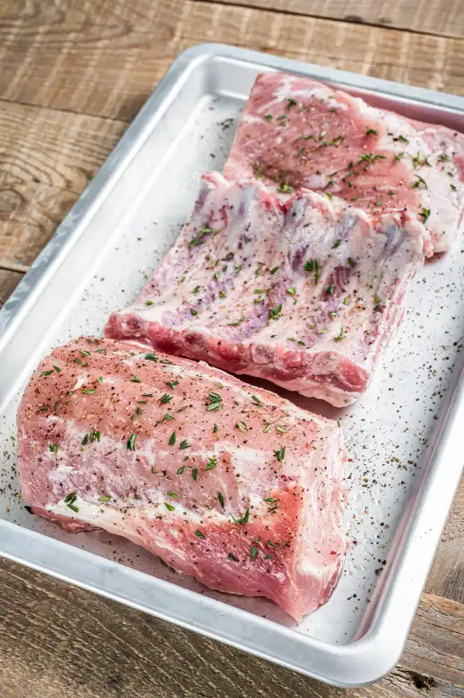 Cortes de carne bien almacenados dentro de un refrigerador