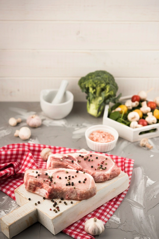 Cortes de carne bien almacenados dentro de un refrigerador