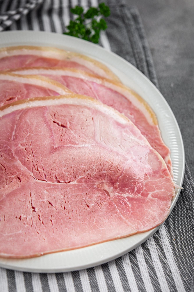 Cortes de carne bien almacenados dentro de un refrigerador
