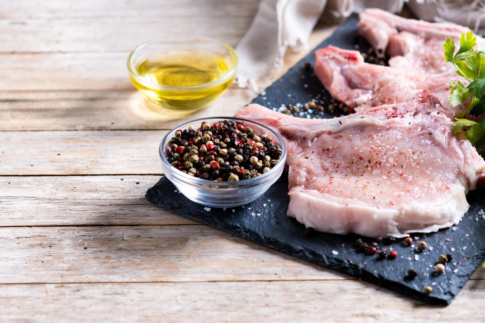Cortes de carne bien almacenados dentro de un refrigerador