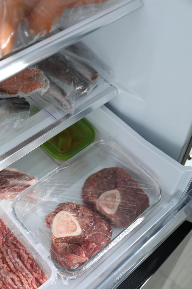 Carnes y embutidos Colombo Alemana correctamente empacados en el congelador