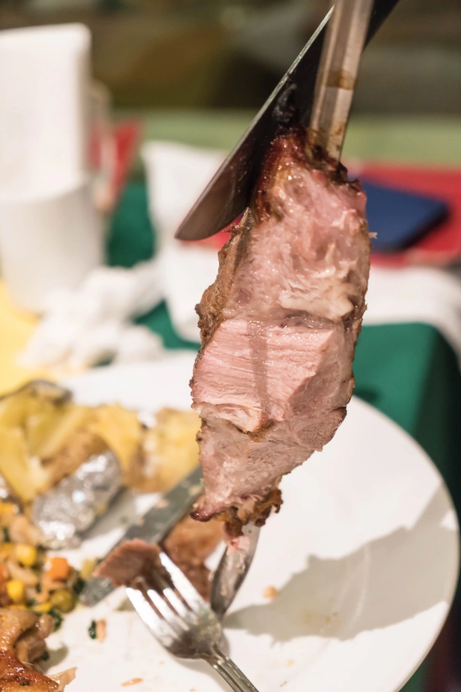 Carne horneada jugosa recién salida del horno