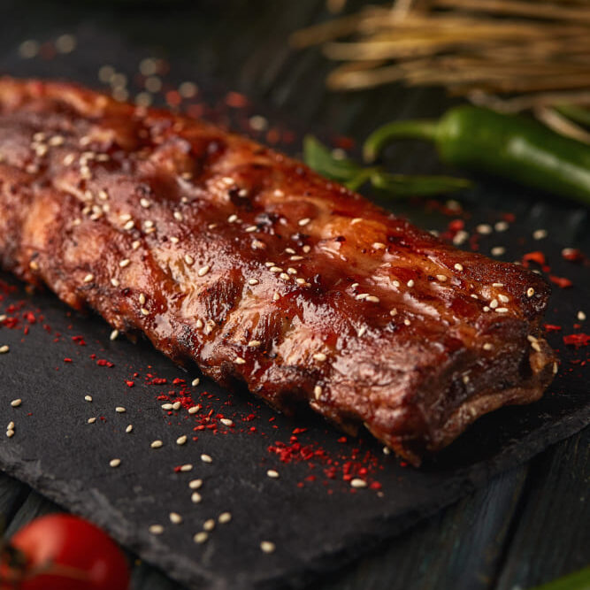 Carnes refrigeradas y bien organizadas en una nevera doméstica - Almacenar carne en casa