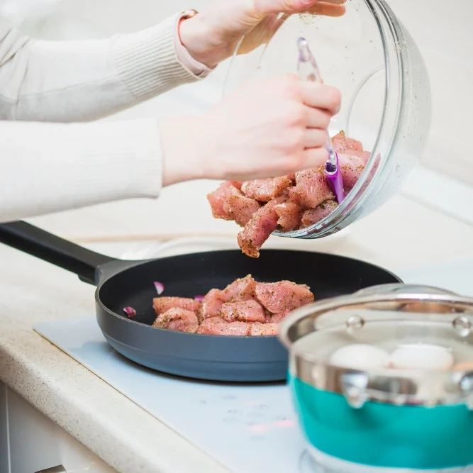 ón cruzada con carnes URL: /higiene-basica-evitar-contaminacion-cruzada-carnes Meta Descripción: Aprende las claves esenciales para evitar la contaminación cruzada en la cocina al manipular carnes y embutidos Colombo Alemana, garantizando seguridad y buenas prácticas de higiene. Título del Post: Higiene básica en la cocina: claves para evitar contaminación cruzada con carnes Alt Image Text: