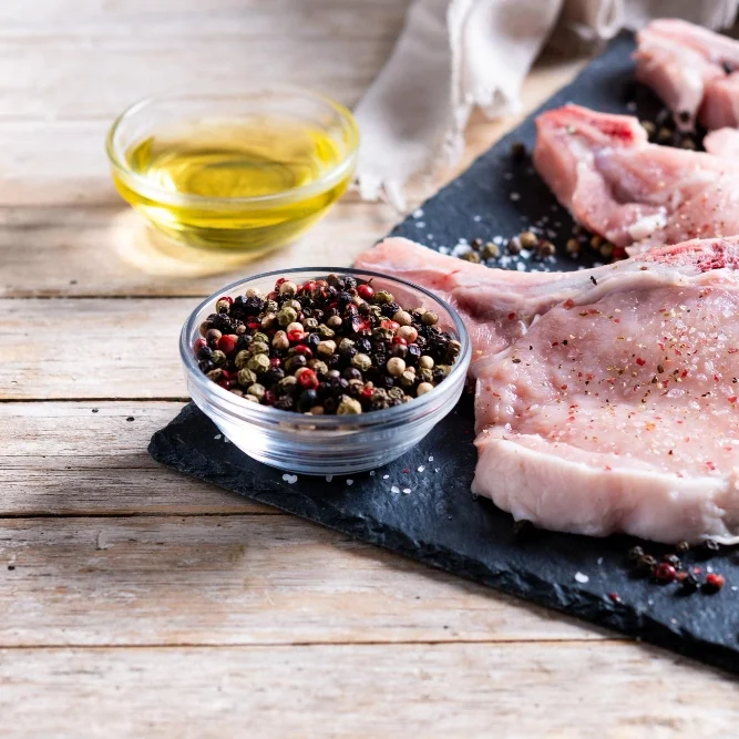 Cortes de carne bien almacenados dentro de un refrigerador