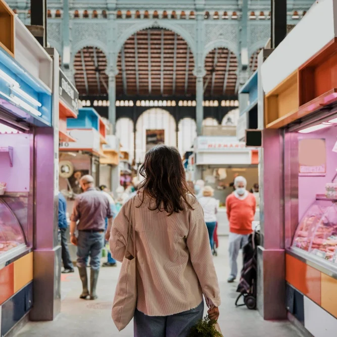 Embutidos Colombo Alemana con etiquetas de fecha de vencimiento