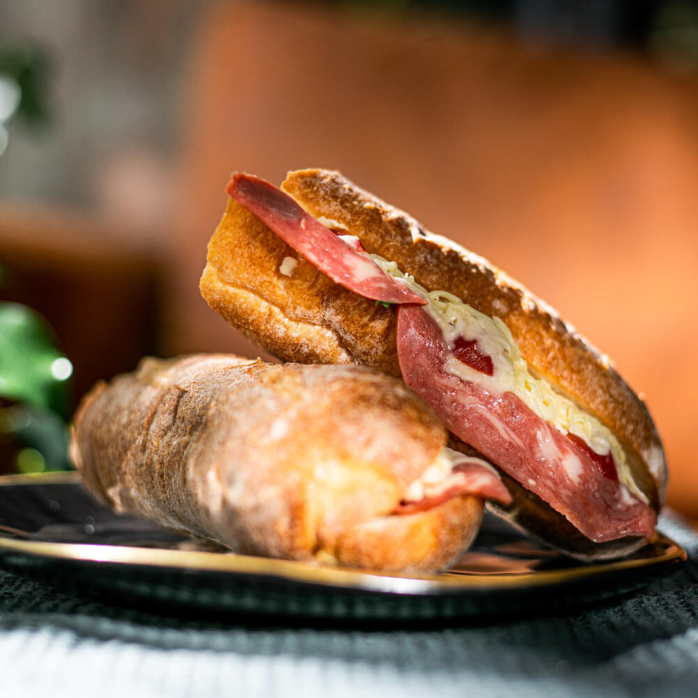 Variedad de jamones Colombo Alemana presentados en tabla para diferentes recetas, el jamón perfecto