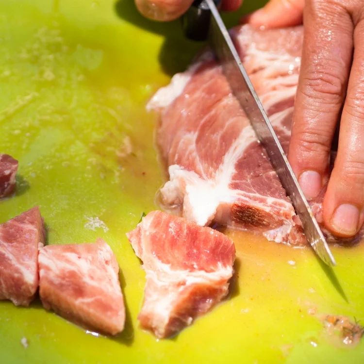 Carne horneada jugosa recién salida del horno