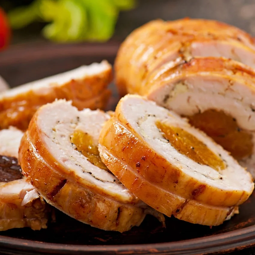 Pollo Relleno Colombo Alemana servido en una mesa festiva