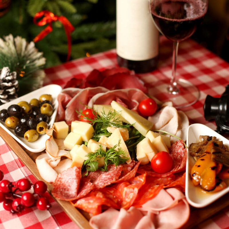 Tabla con jamones y queso Colombo Alemana, quesos variados, frutas y pan artesanal
